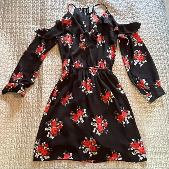 Divided floral cold shoulder dress - Picture 3 of 6